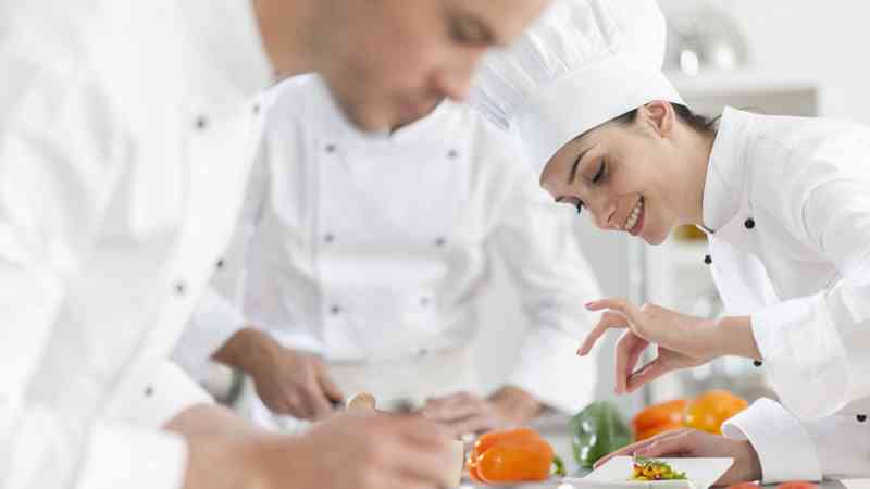 Personal capacitado en manejo higiénico de alimentos